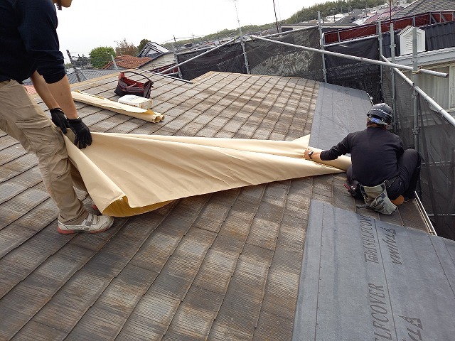 屋根カバー工法で防水紙の敷設